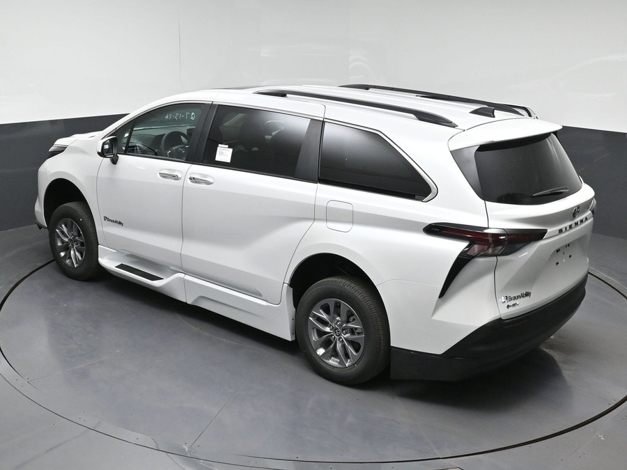 White Toyota Sienna image number 14