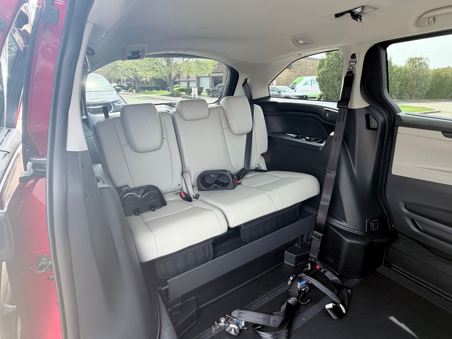 Red Honda Odyssey image number 14