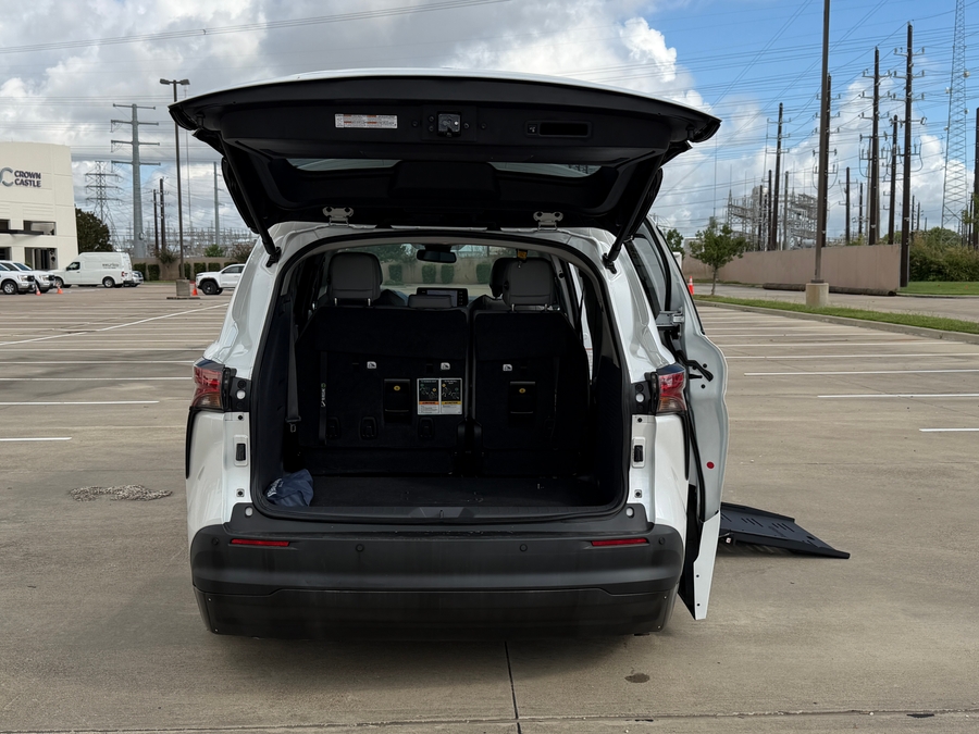 Used 2022 Toyota Sienna Hybrid XLE - BraunAbility Side Entry Fold Out Automatic Ramp
