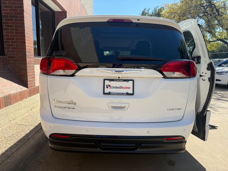 Used 2018 Chrysler Pacifica Limited - BraunAbility Side Entry Entry In Floor Automatic Ramp