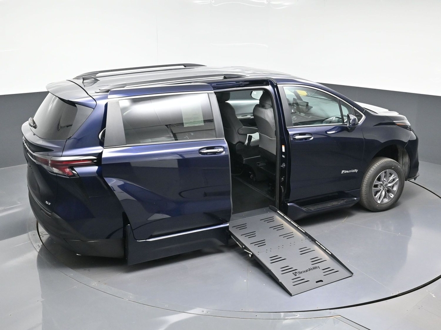 New 2026 Toyota Sienna Hybrid XLE Base - BraunAbility Side Entry Entry Fold Out Automatic Ramp
