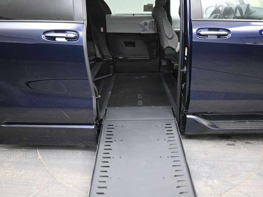New 2026 Toyota Sienna Hybrid XLE Base - BraunAbility Side Entry In Floor Automatic Ramp