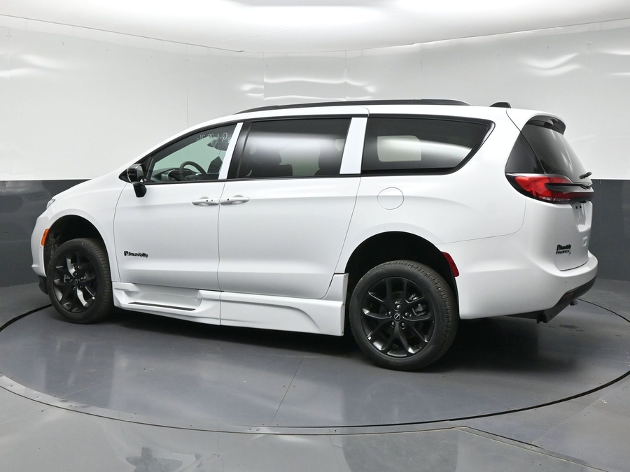 White Chrysler Pacifica image number 1