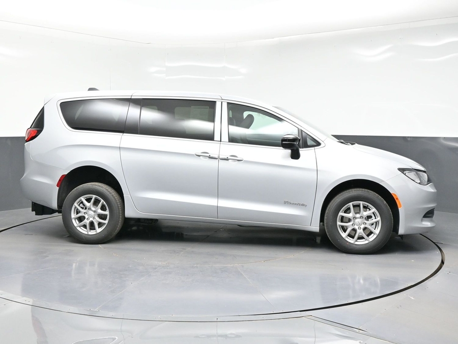 Silver Chrysler Voyager image number 7