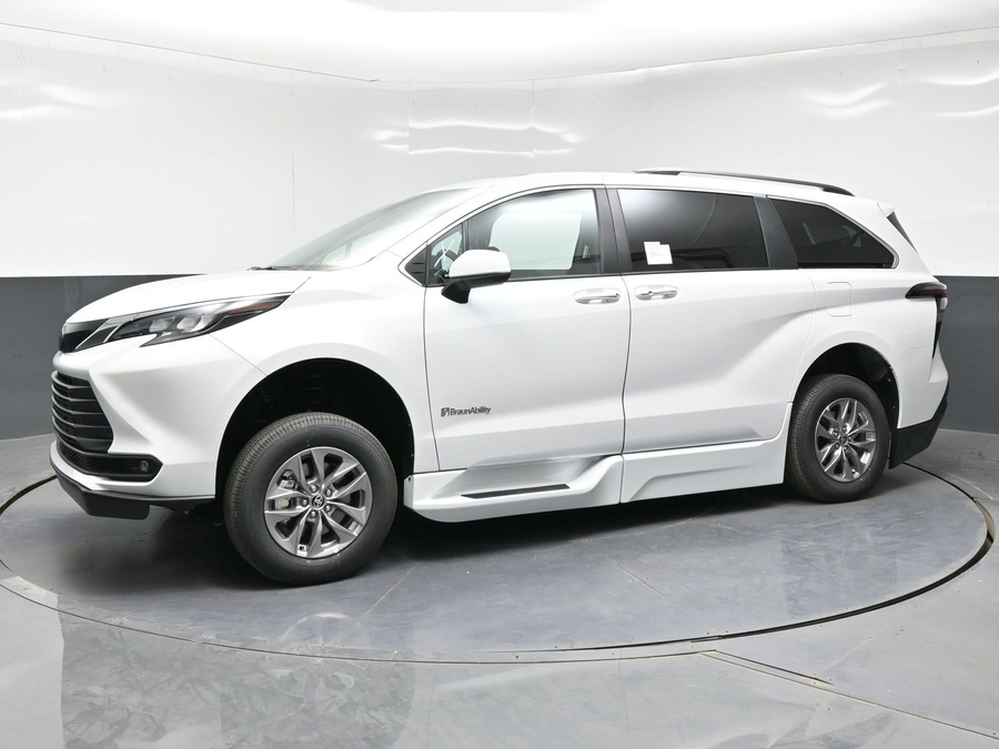 New 2026 Toyota Sienna Hybrid XLE Base - BraunAbility Side Entry Entry Fold Out Automatic Ramp