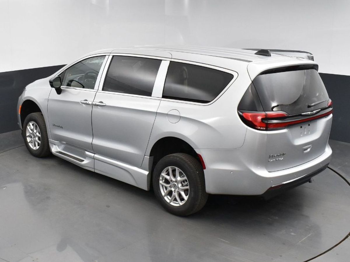 Silver Chrysler Pacifica image number 15