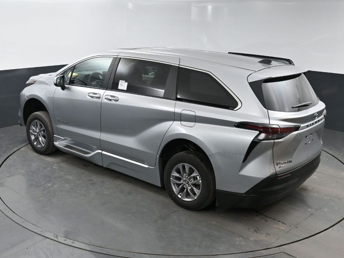 2025 TOYOTA SIENNA - Image 25