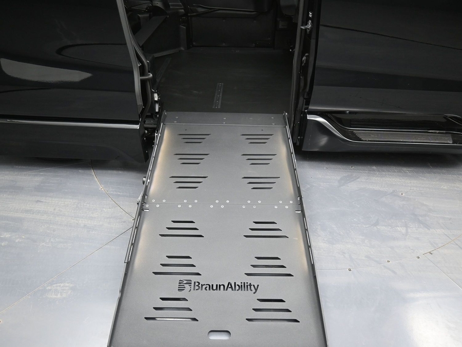 New 2025 Toyota Sienna Hybrid XSE Sport - BraunAbility Side Entry Entry Fold Out Automatic Ramp
