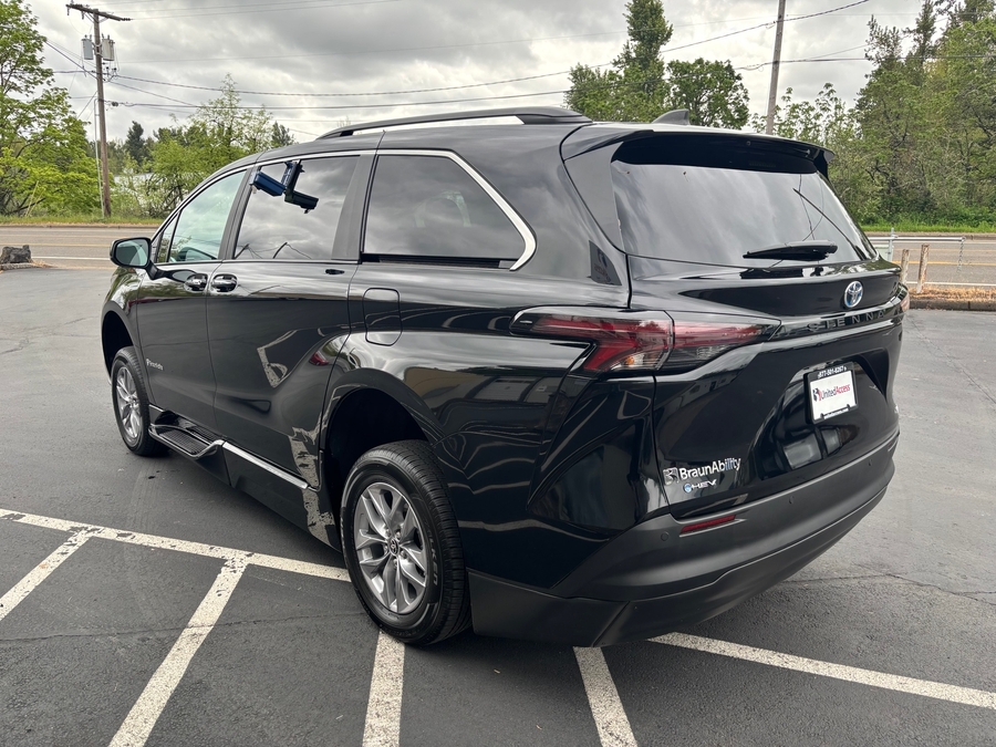 Used 2025 Toyota Sienna Hybrid XLE - BraunAbility Side Entry Entry Fold Out Automatic Ramp