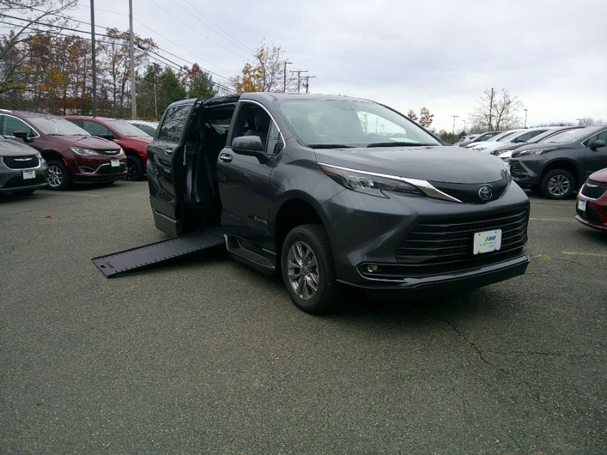 2025 Toyota Sienna XLE's photo