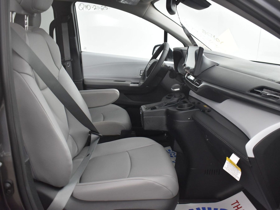 New 2025 Toyota Sienna Hybrid XLE Base - BraunAbility Side Entry Entry Fold Out Automatic Ramp
