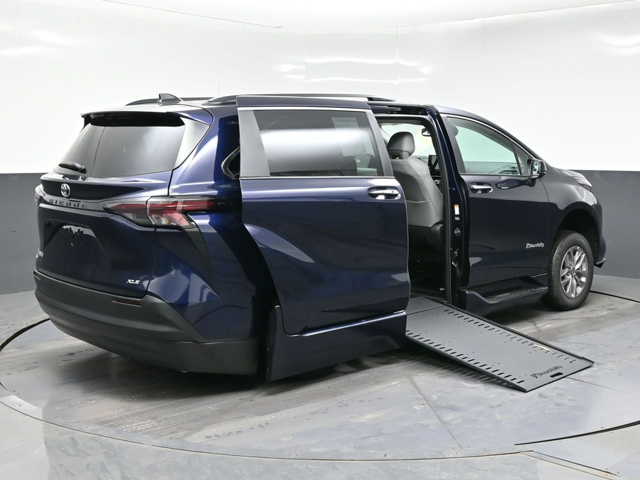 New 2026 Toyota Sienna Hybrid XLE Add - BraunAbility Side Entry Entry In Floor Automatic Ramp