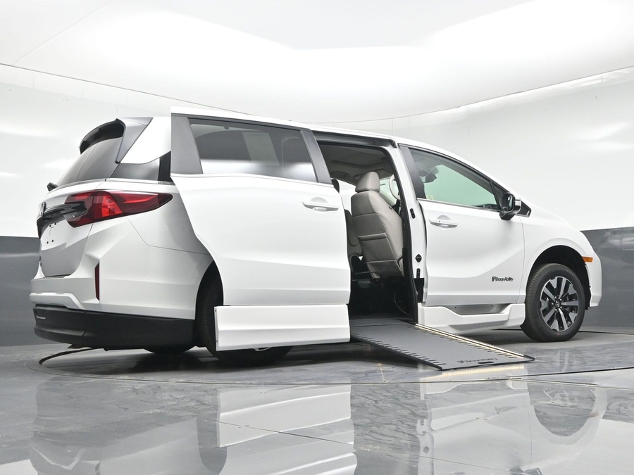 White Honda Odyssey image number 20