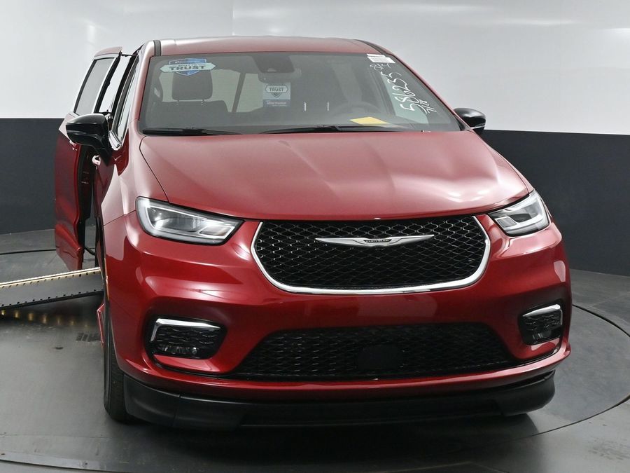 New 2025 Chrysler Pacifica Select - BraunAbility Side Entry Entry In Floor Automatic Ramp