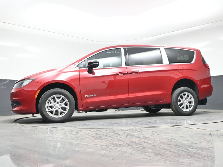 Red Chrysler Voyager image number 18