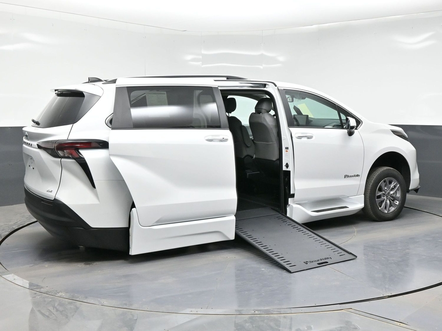 New 2026 Toyota Sienna Hybrid XLE Base - BraunAbility Side Entry Entry In Floor Automatic Ramp