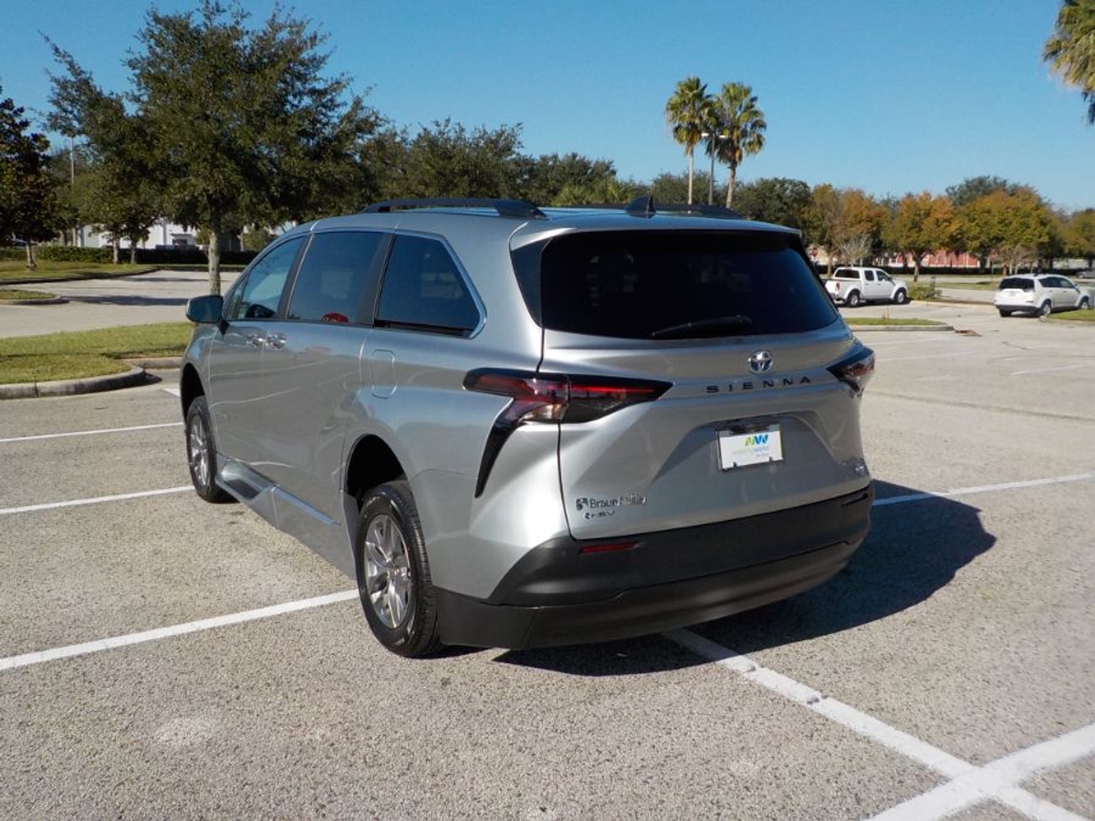 2025 TOYOTA SIENNA - Image 31