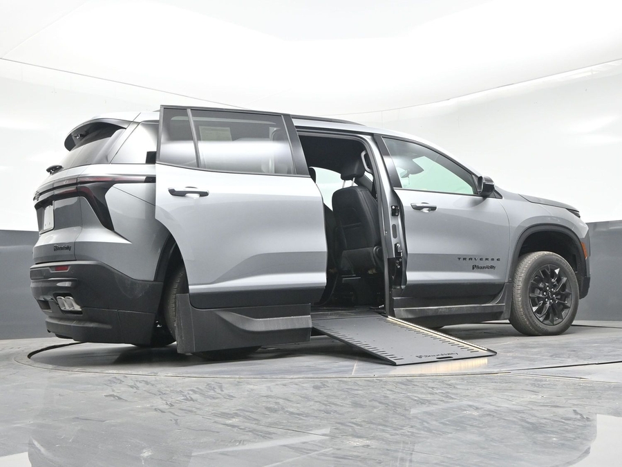 New 2026 Chevrolet Traverse 1LT Midnight Edition - BraunAbility Side Entry Entry In Floor Automatic Ramp