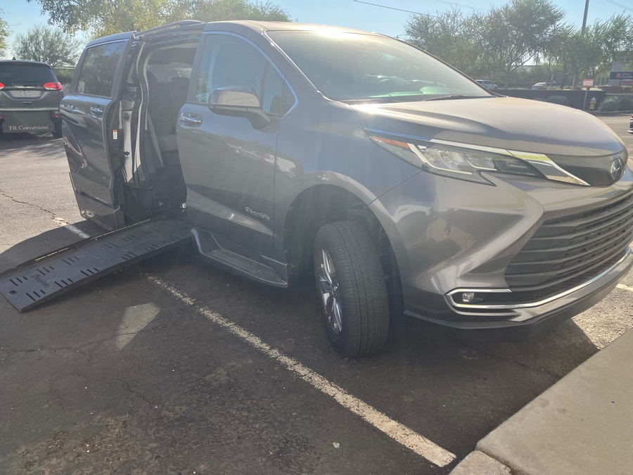 Used 2023 Toyota Sienna Hybrid XLE Base - BraunAbility Side Entry Entry Fold Out Automatic Ramp