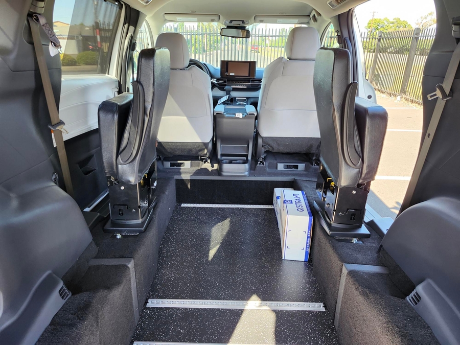 New 2026 Toyota Sienna Hybrid LE - Vantage Mobility Commercial Rear Entry Fold Out Manual Ramp