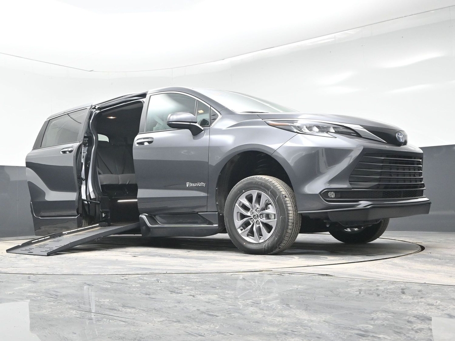 New 2025 Toyota Sienna Hybrid XLE Plus - BraunAbility Side Entry Entry Fold Out Automatic Ramp