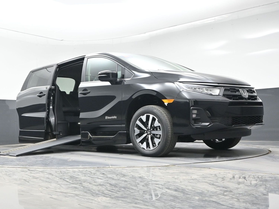Black Honda Odyssey image number 18