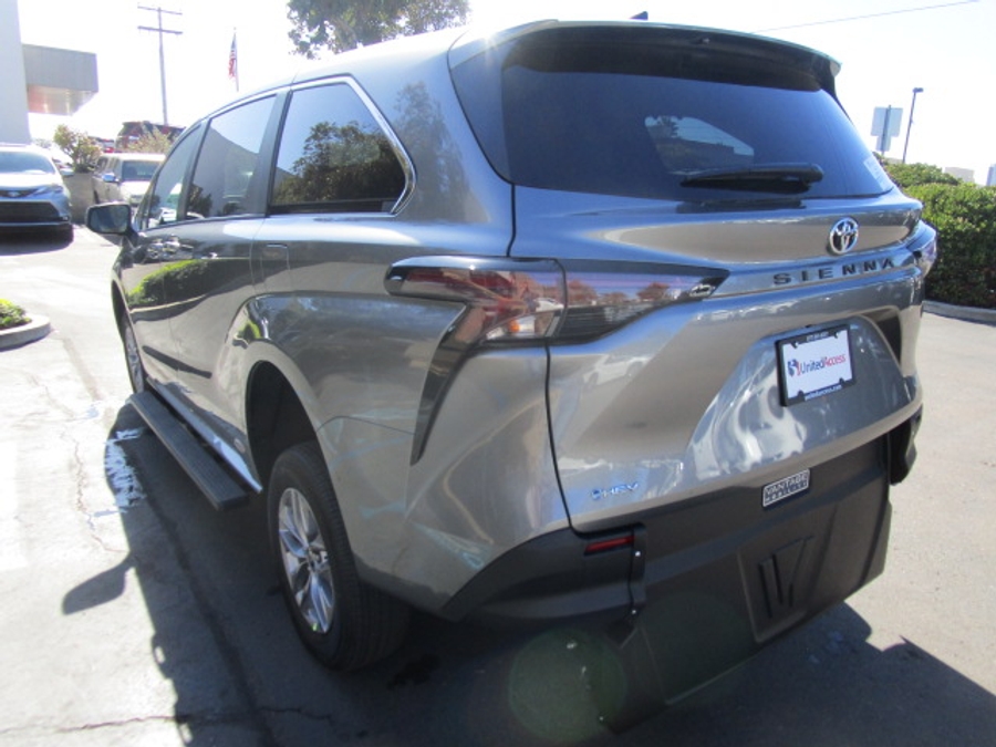 New 2026 Toyota Sienna Hybrid LE - Vantage Mobility Commercial Rear Entry Entry Fold Out Manual Ramp