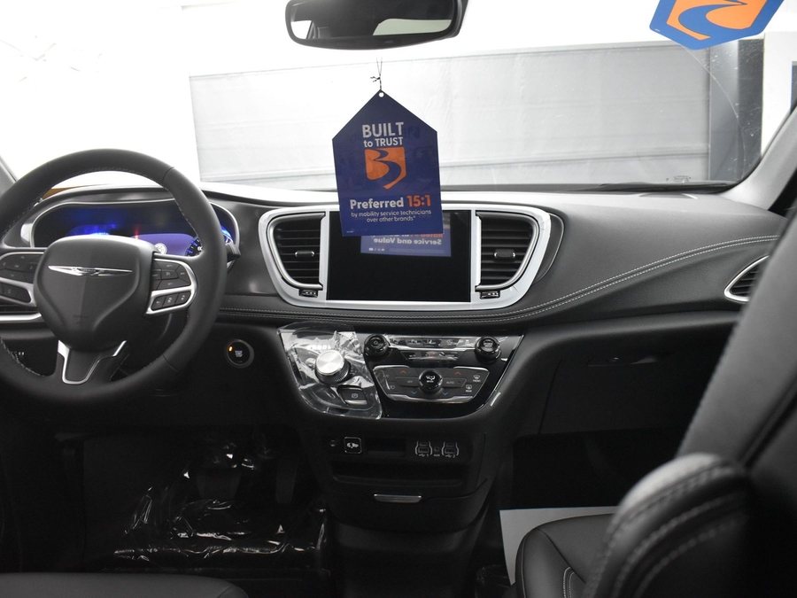 New 2025 Chrysler Pacifica Select Safety - BraunAbility Side Entry Entry Fold Out Automatic Ramp