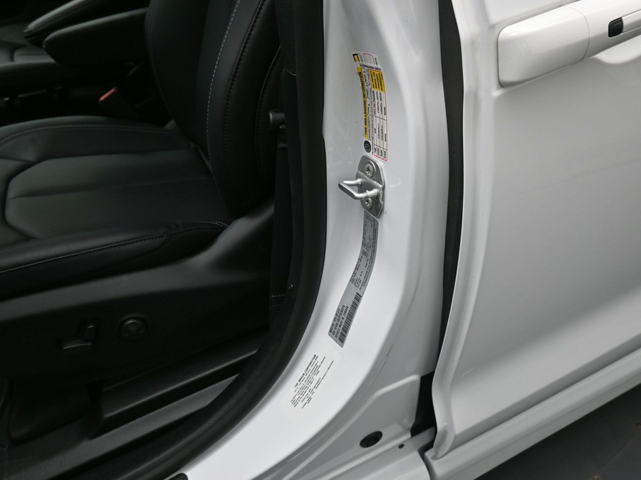 White Chrysler Pacifica image number 9
