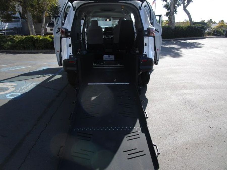 New 2025 Toyota Sienna Hybrid LE - Vantage Mobility Commercial Rear Entry Entry Fold Out Manual Ramp