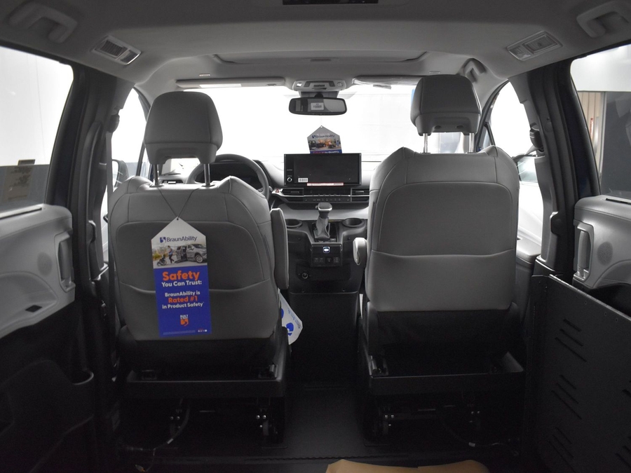 New 2025 Toyota Sienna Hybrid XLE Base - BraunAbility Side Entry Entry Fold Out Automatic Ramp