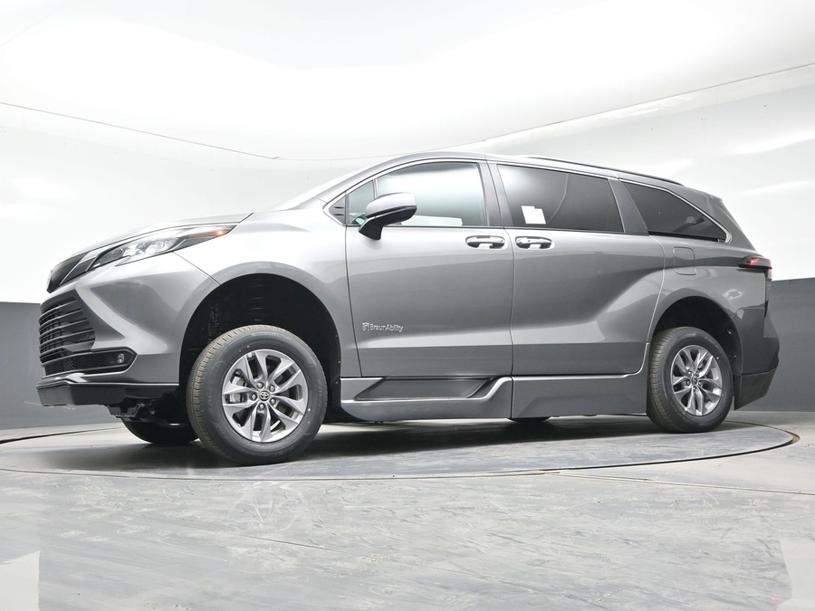 Grey Toyota Sienna image number 18