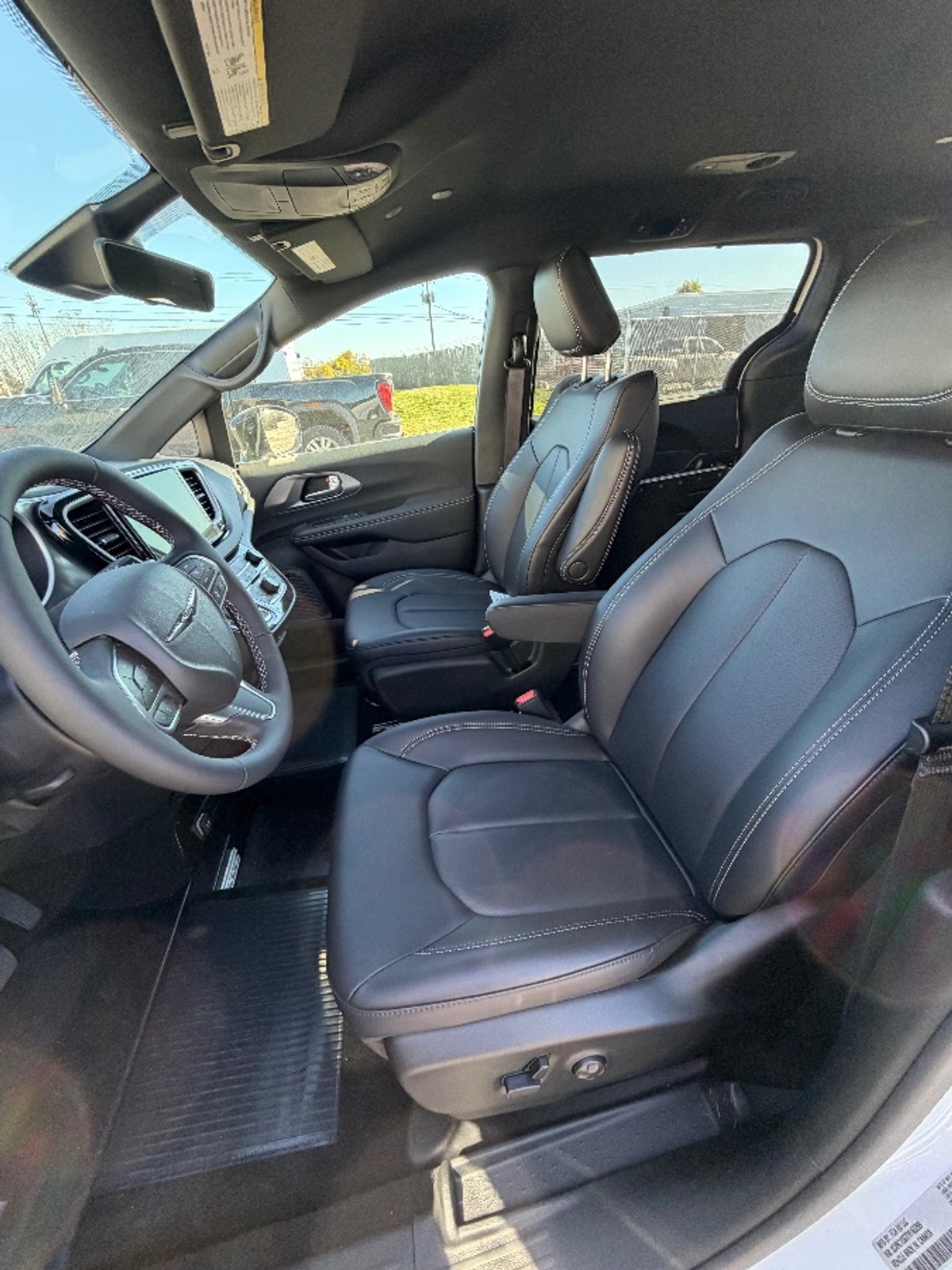 White Chrysler Voyager image number 21