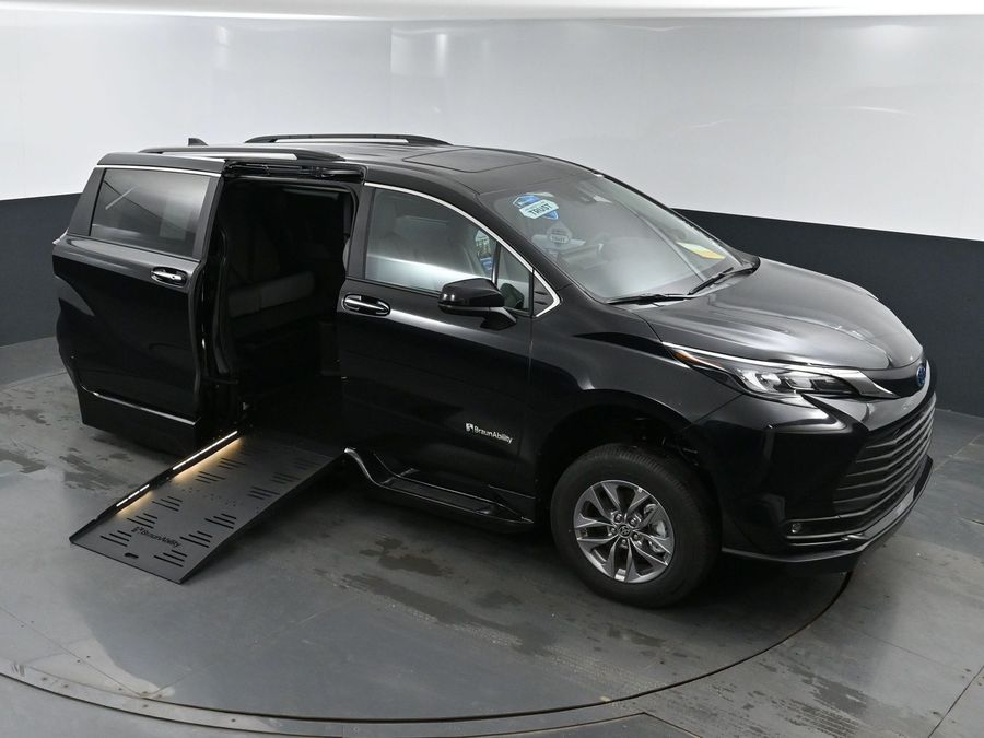 New 2025 Toyota Sienna Hybrid XLE PLUS - BraunAbility Side Entry Entry Fold Out Automatic Ramp