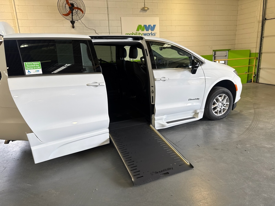 2026 Chrysler Pacifica Select's photo
