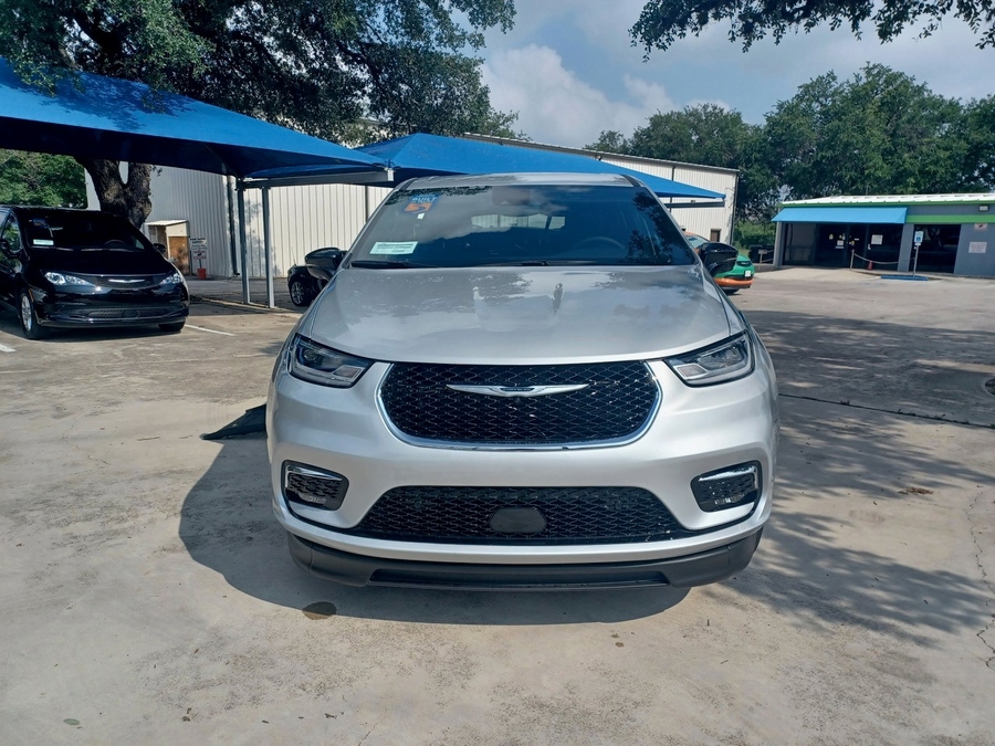 Silver Chrysler Pacifica image number 4