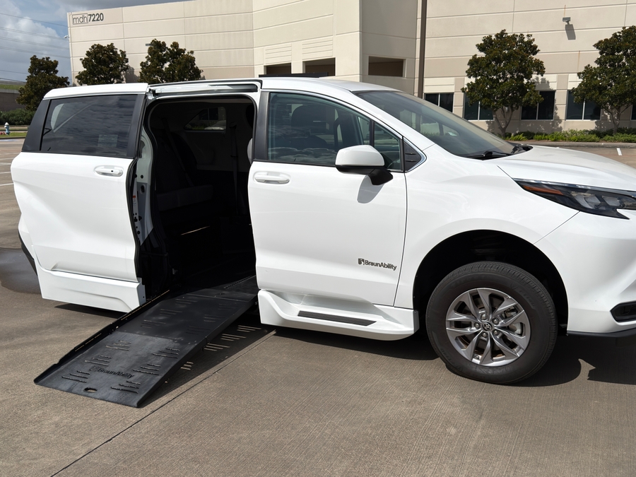 Used 2024 Toyota Sienna Hybrid LE Base - BraunAbility Side Entry Fold Out Automatic Ramp