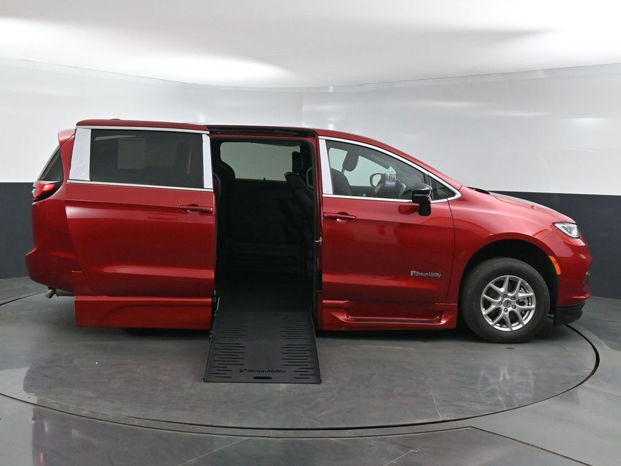 New 2025 Chrysler Pacifica Select Plus - BraunAbility Side Entry Entry Fold Out Automatic Ramp