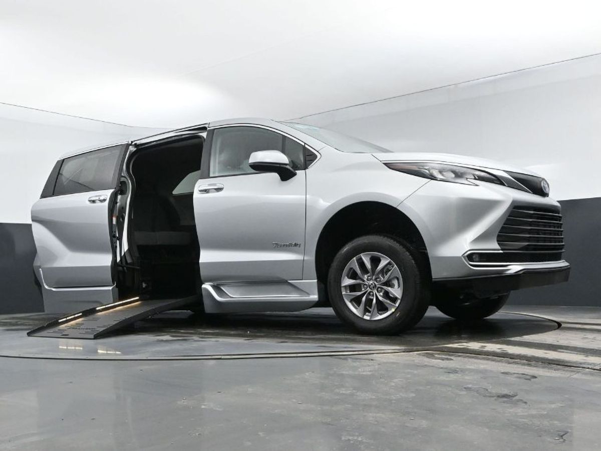 Silver Toyota Sienna image number 15
