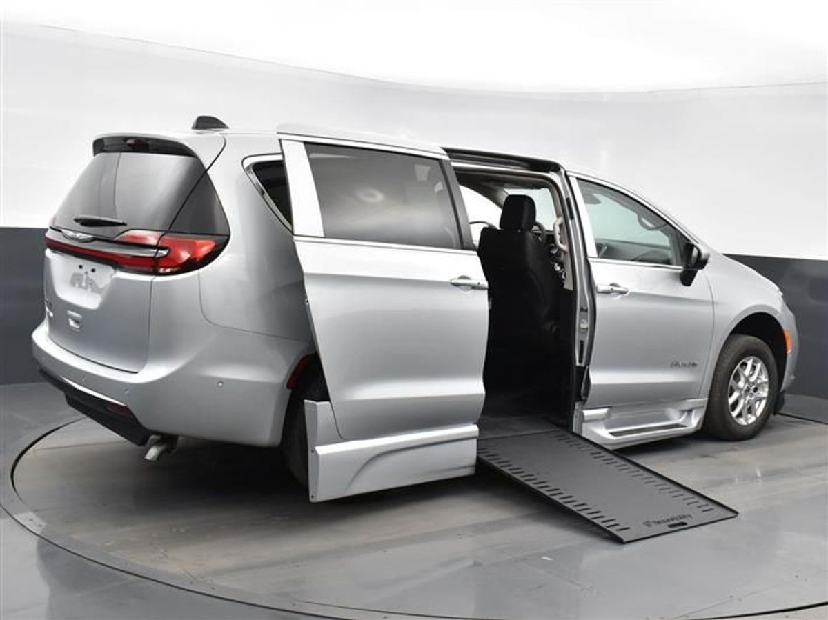 Silver Chrysler Pacifica image number 7