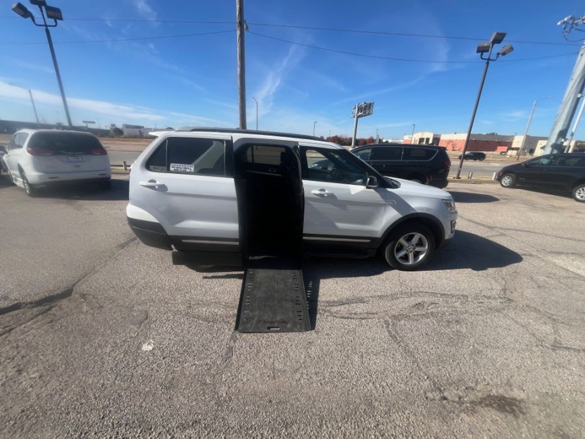 2017 Ford Explorer XLT's photo