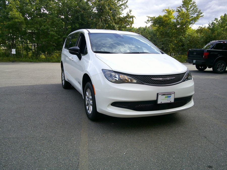 White Chrysler Voyager image number 2