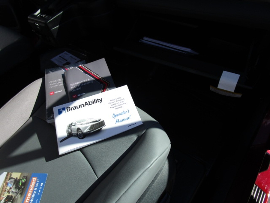New 2026 Toyota Sienna Hybrid XLE Add - BraunAbility Side Entry Entry In Floor Automatic Ramp