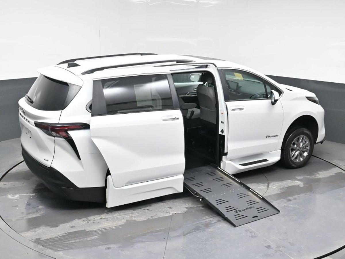 2025 TOYOTA SIENNA - Image 26