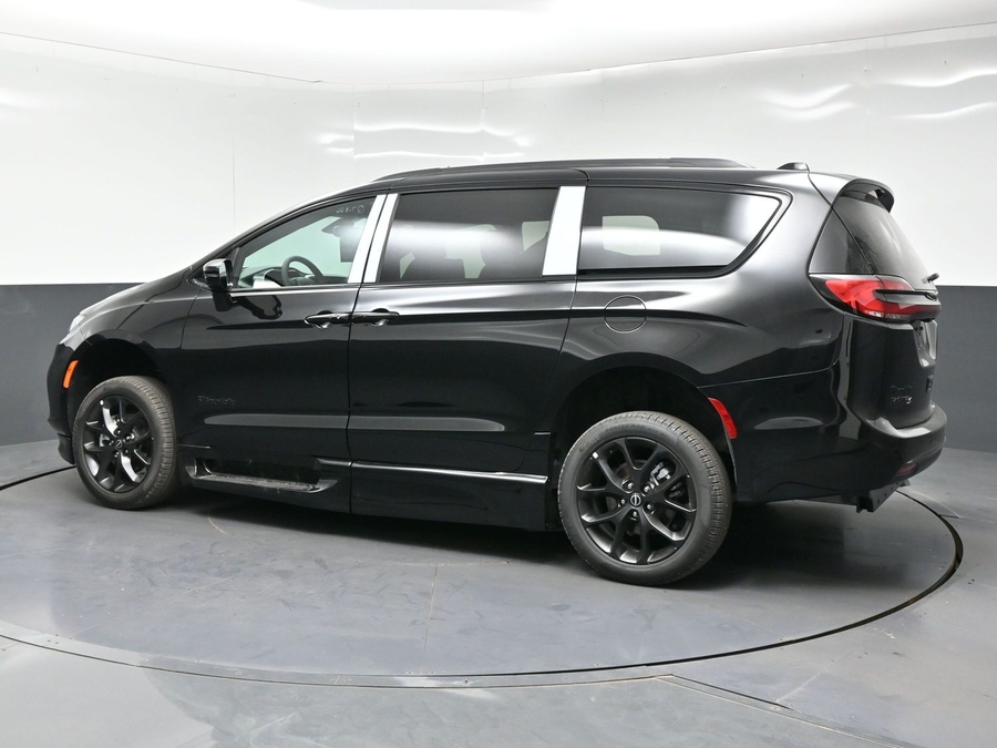 New 2026 Chrysler Pacifica Select Sport - BraunAbility Side Entry In Floor Automatic Ramp