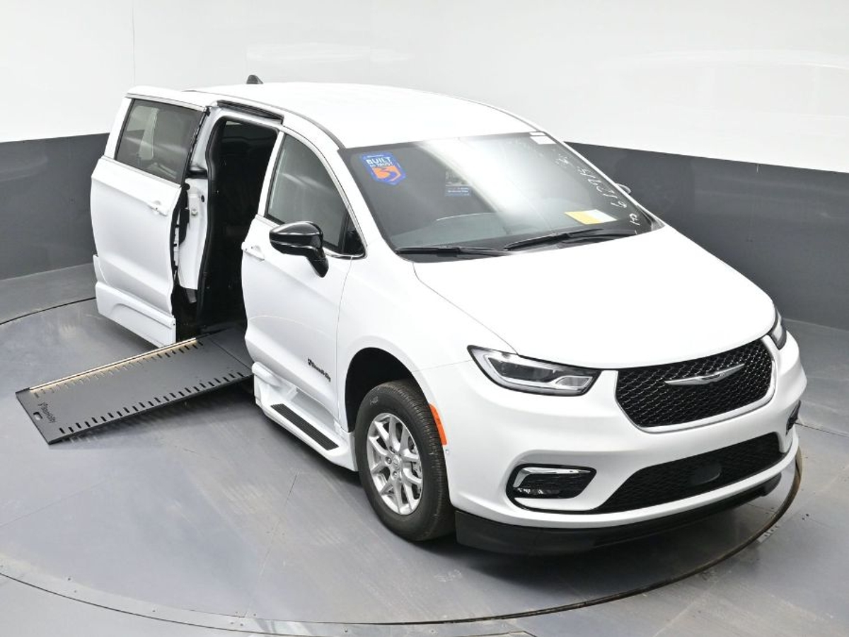 White Chrysler Pacifica image number 22