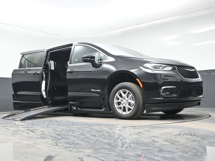 Black Chrysler Pacifica image number 15