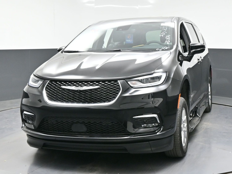 2026 Chrysler Pacifica Select's photo