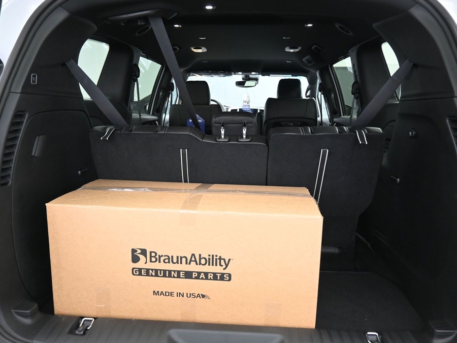 White Chrysler Pacifica image number 13