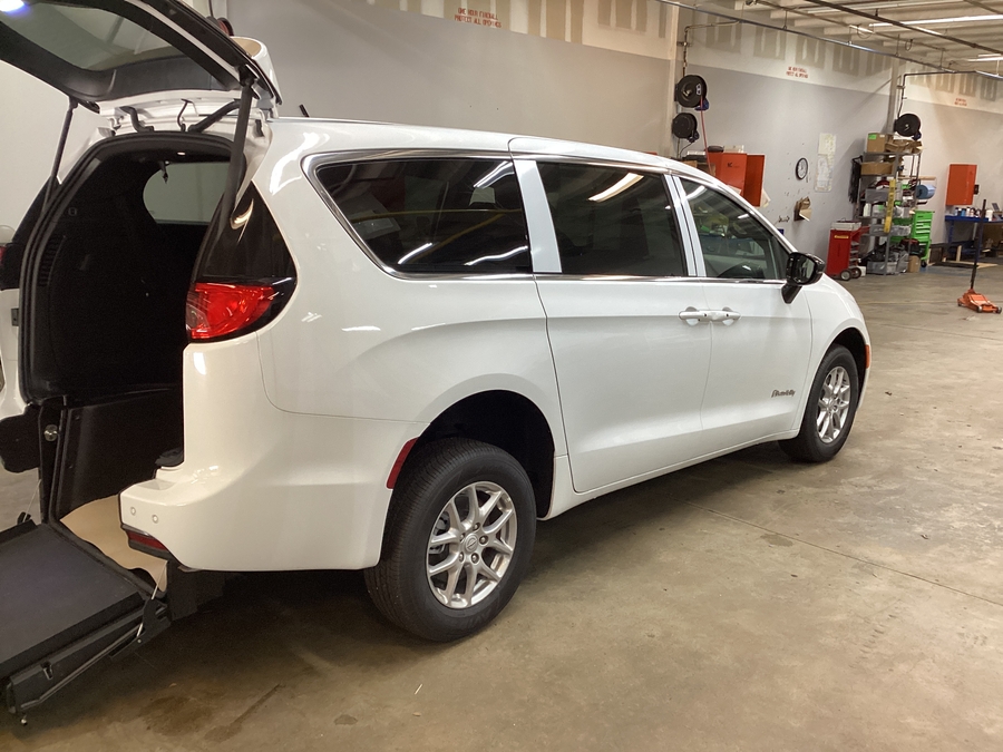 White Chrysler Voyager image number 3